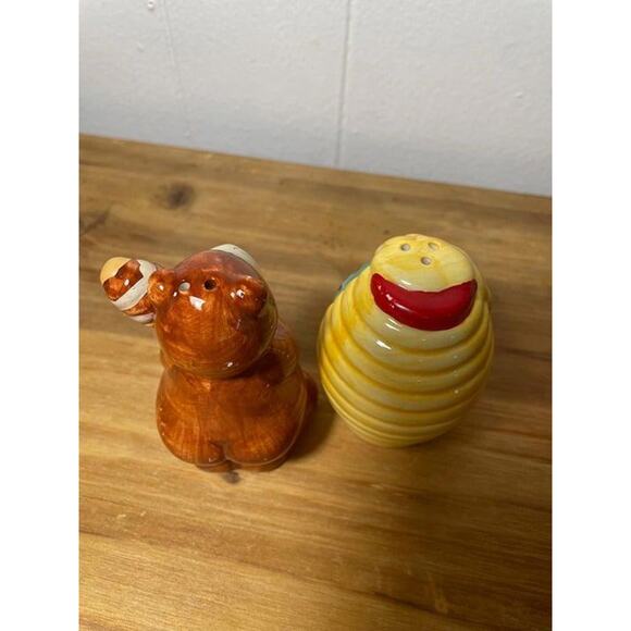Bear and Honey Hive Salt and Pepper Shaker - Picture 9 of 9